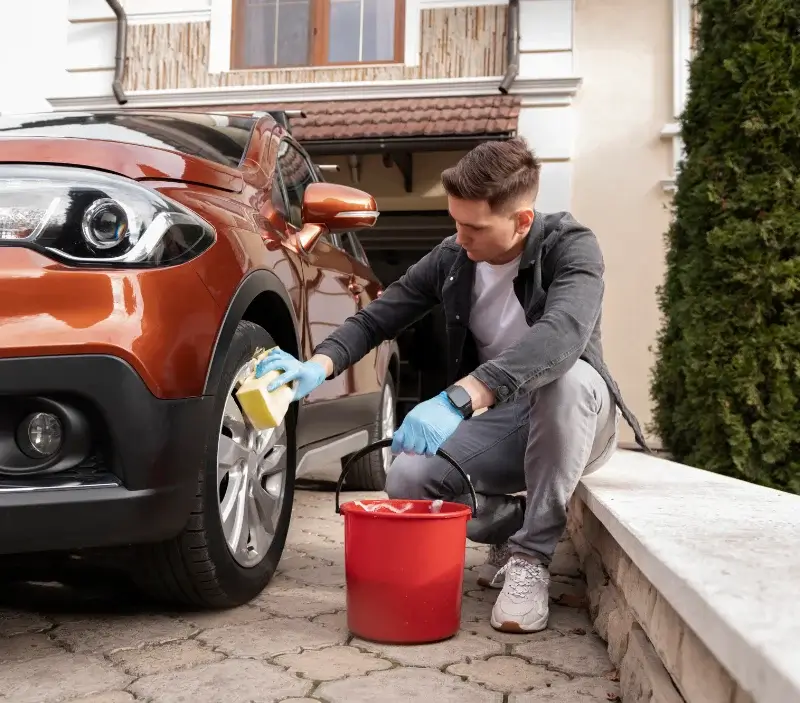 Lavage auto à domicile Pocé-les-Bois : professionnel intervenant sur un véhicule